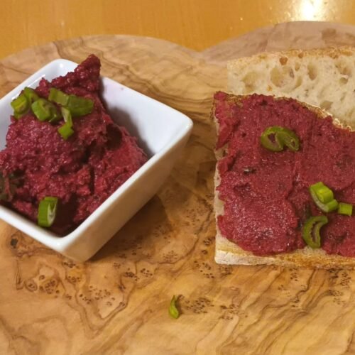 Rote Beete-Aufstrich mit Sonnenblumenkernen und Meerrettich