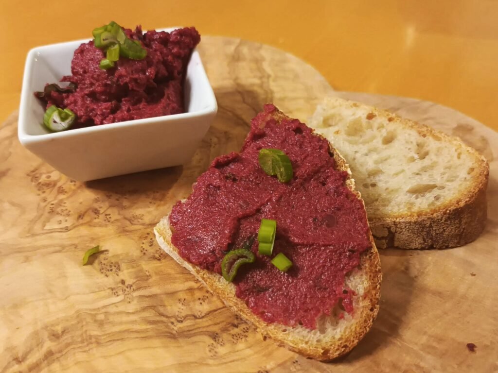 Rote Beete-Aufstrich mit Sonnenblumenkernen und Meerrettich
