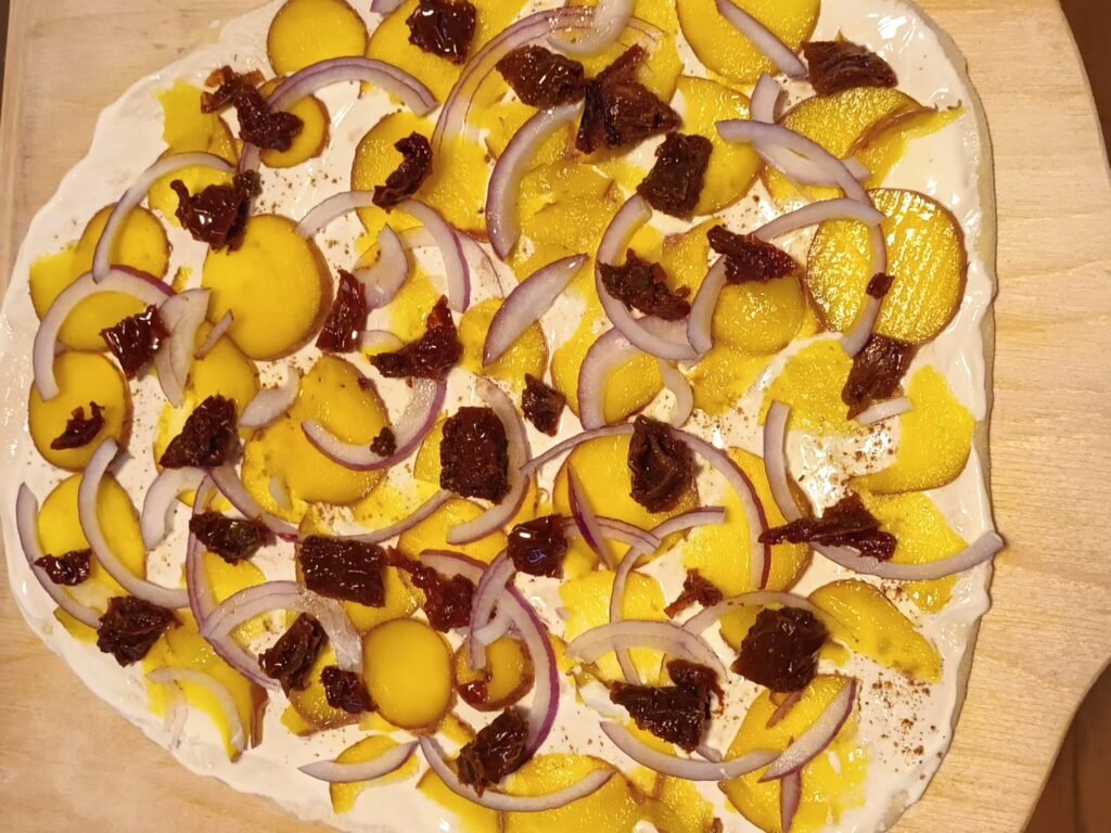 Flammkuchen mit Kartoffeln, Zwiebeln und getrockneten Tomaten