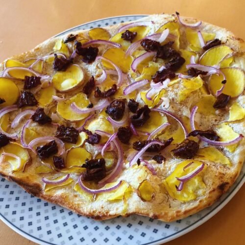 Flammkuchen mit Kartoffeln, Zwiebeln und getrockneten Tomaten