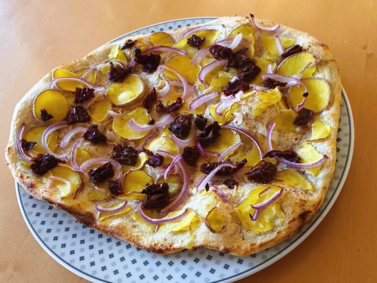 Flammkuchen mit Kartoffeln, Zwiebeln und getrockneten Tomaten