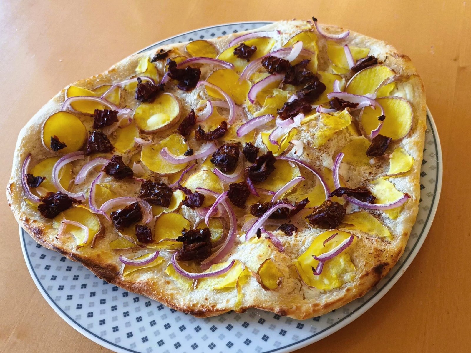 Flammkuchen mit Kartoffeln, Zwiebeln und getrockneten Tomaten