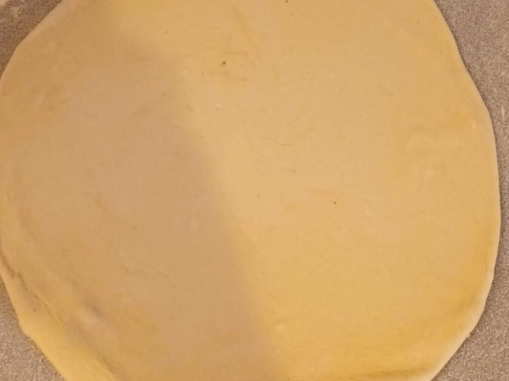 Flammkuchen mit Kartoffeln, Zwiebeln und getrockneten Tomaten