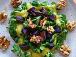 Feldsalat mit Kartoffeldressing, Honig-Walnüssen und gebratenen Kartoffelwürfeln