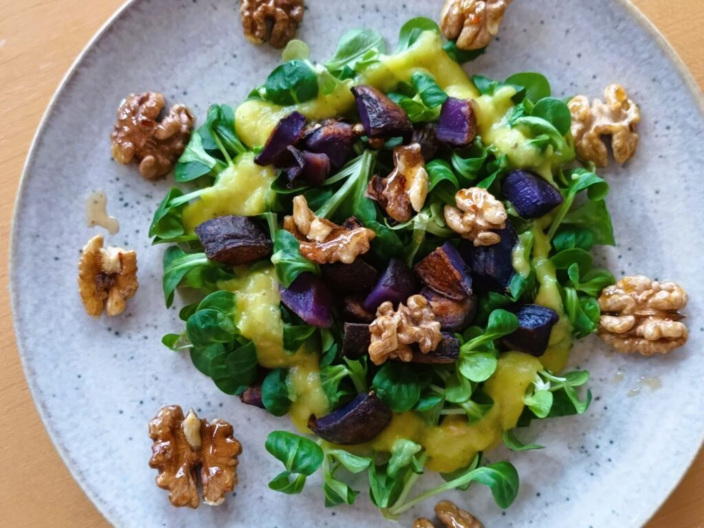 Feldsalat mit Kartoffeldressing, Honig-Walnüssen und gebratenen Kartoffelwürfeln