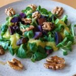 Feldsalat mit Kartoffeldressing, Honig-Walnüssen und gebratenen Kartoffelwürfeln