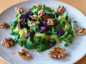 Feldsalat mit Kartoffeldressing, Honig-Walnüssen und gebratenen Kartoffelwürfeln