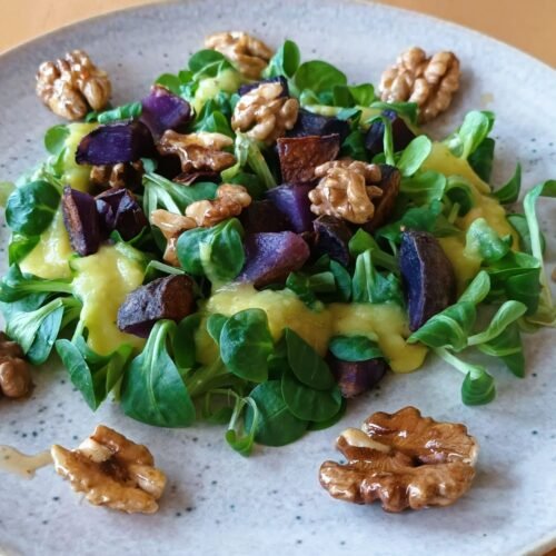 Feldsalat mit Kartoffeldressing, Honig-Walnüssen und gebratenen Kartoffelwürfeln