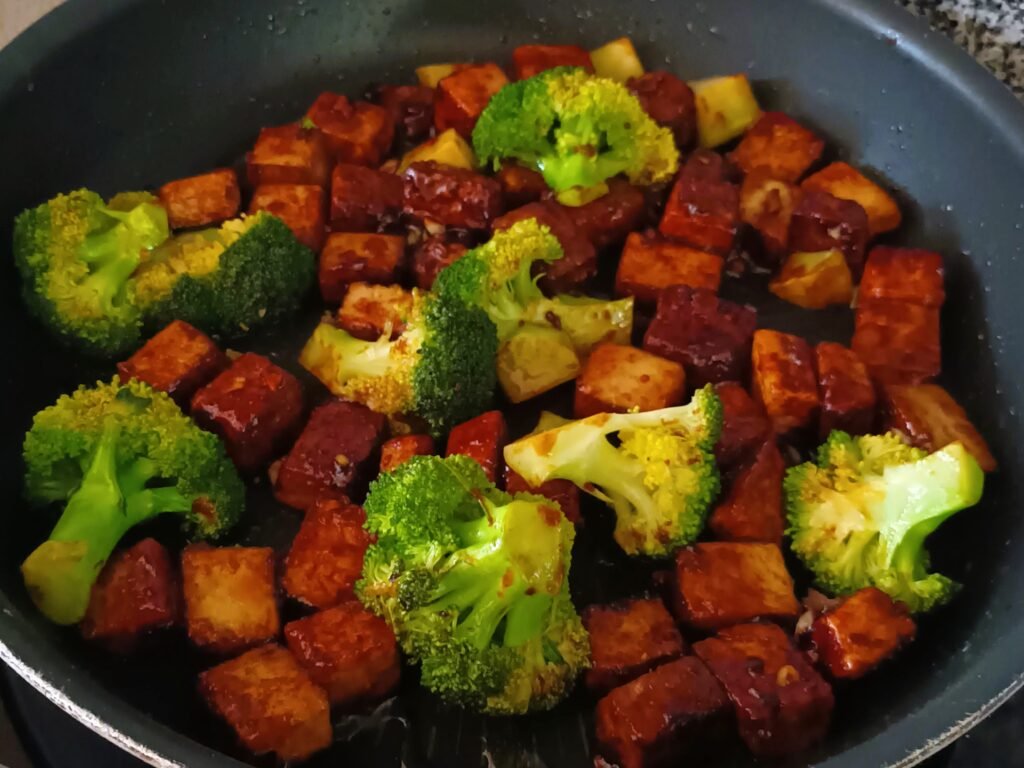 Sticky Tofu mit Süß-Sauer-Sauce