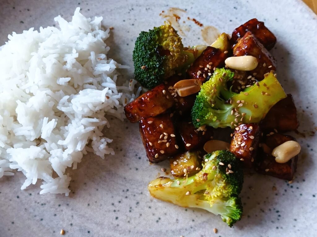 Sticky Tofu mit Süß-Sauer-Sauce