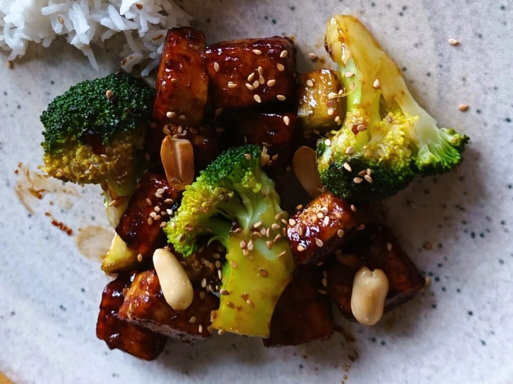Sticky Tofu mit Süß-Sauer-Sauce