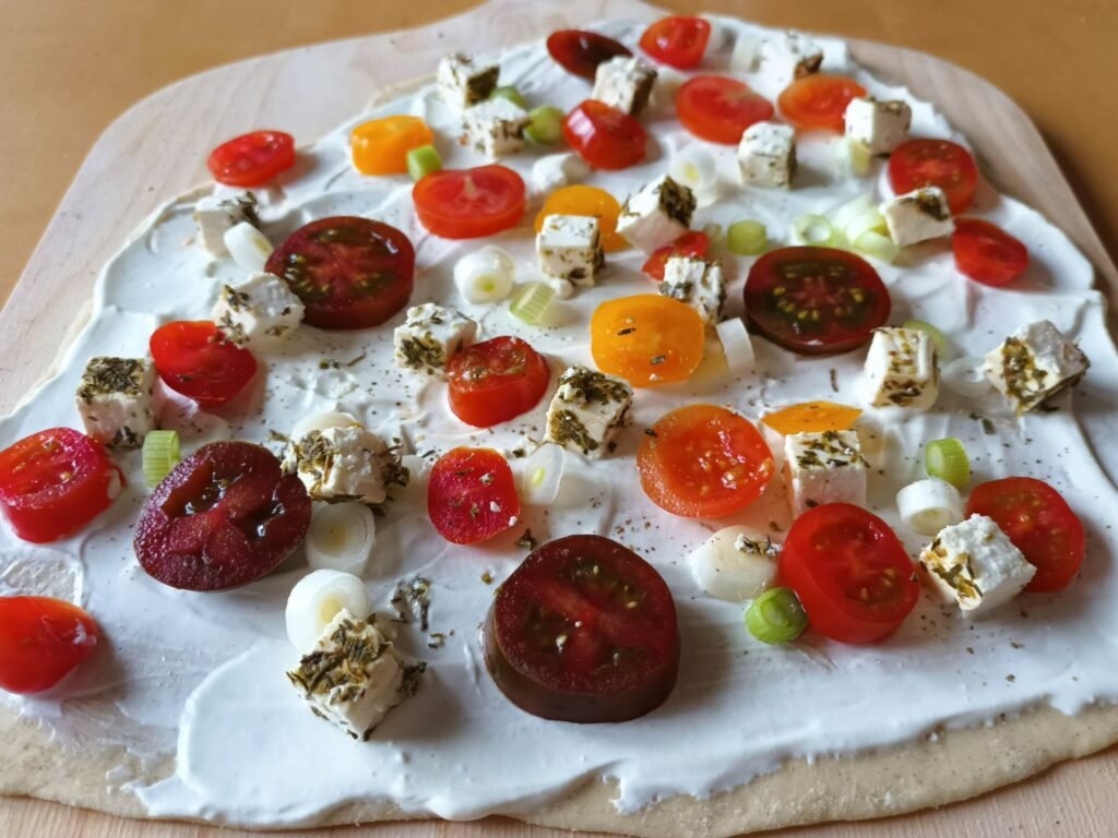 Flammkuchen mit Kirschtomaten und Feta