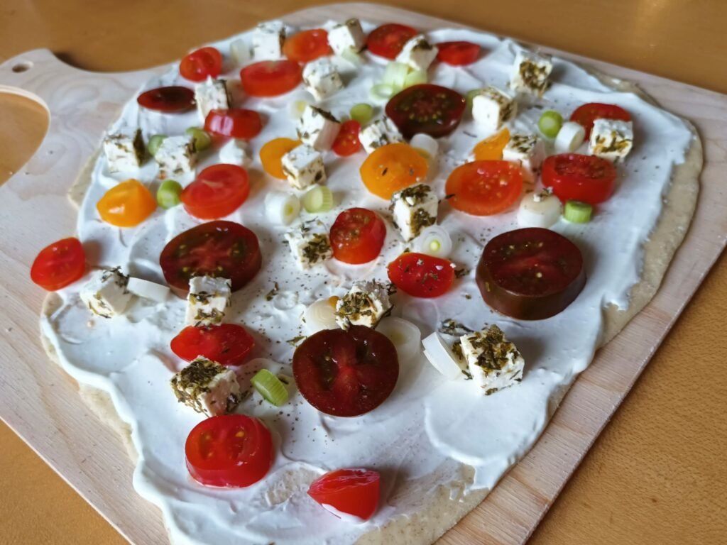 Flammkuchen mit Kirschtomaten und Feta