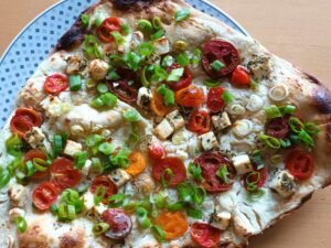 Flammkuchen mit Kirschtomaten und Feta