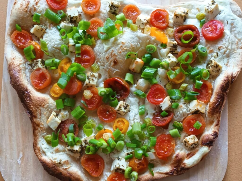 Flammkuchen mit Kirschtomaten und Feta