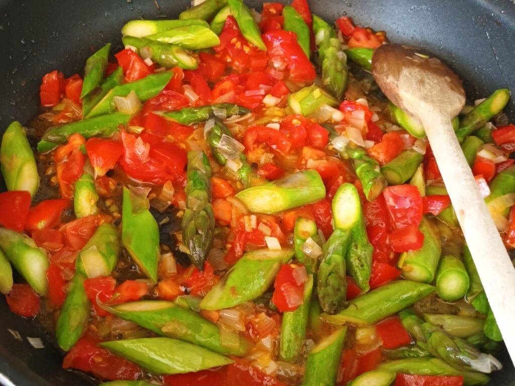 Pasta mit grünem Spargel und Tomaten