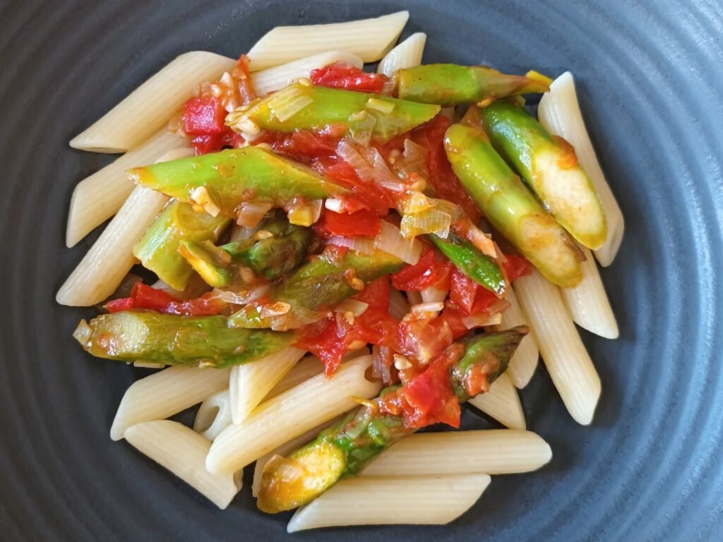 Pasta mit grünem Spargel und Tomaten