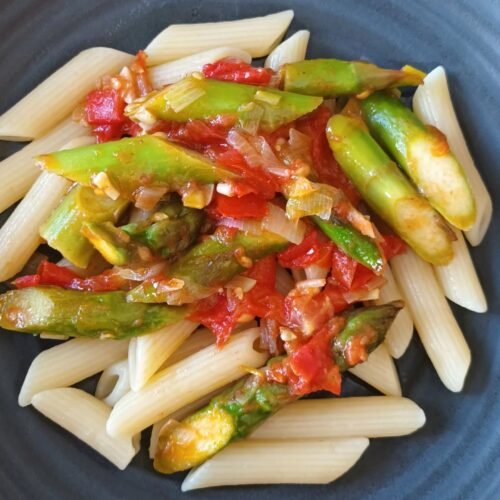 Pasta mit grünem Spargel und Tomaten