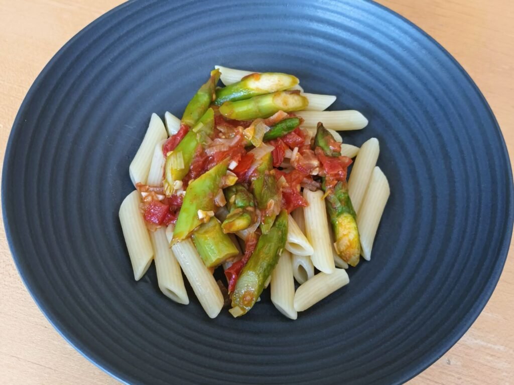 Pasta mit grünem Spargel und Tomaten