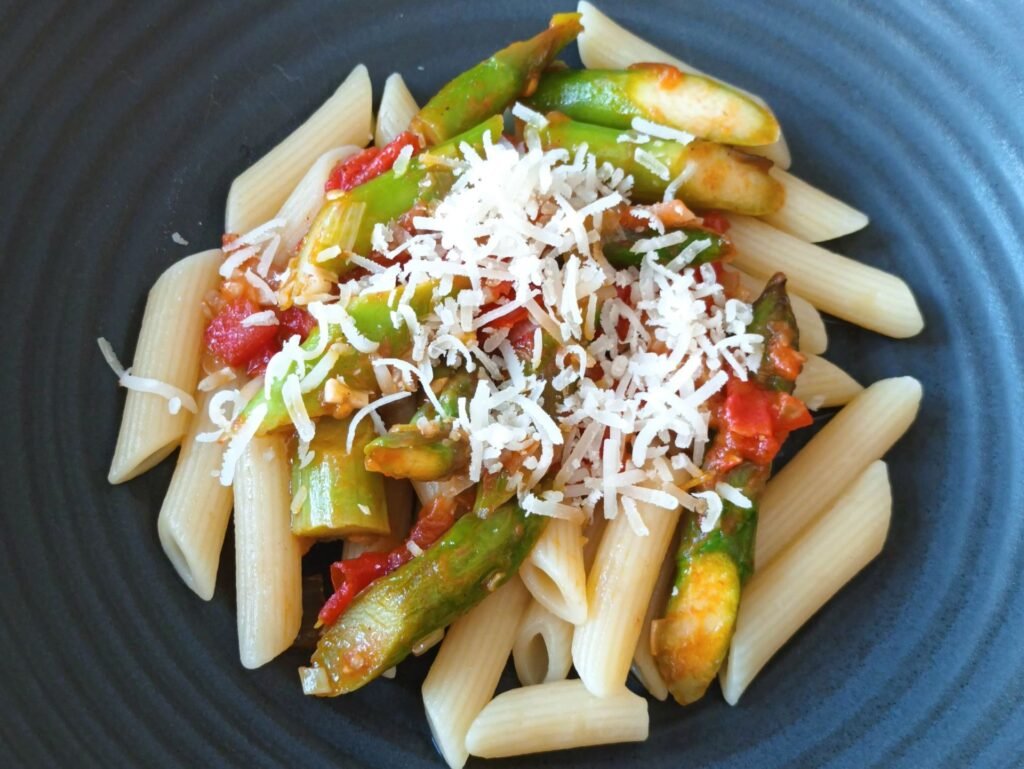 Pasta mit grünem Spargel und Tomaten