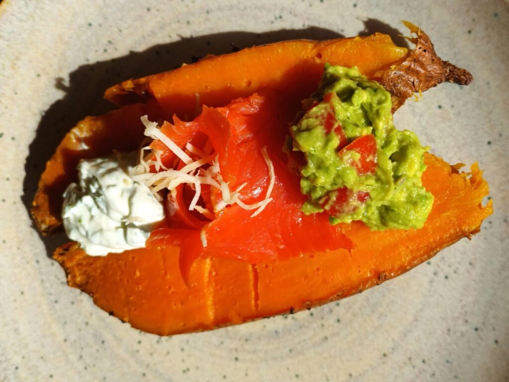 gebackene Süßkartoffeln mit Räucherlachs, Guacamole und Frischkäse-Dip