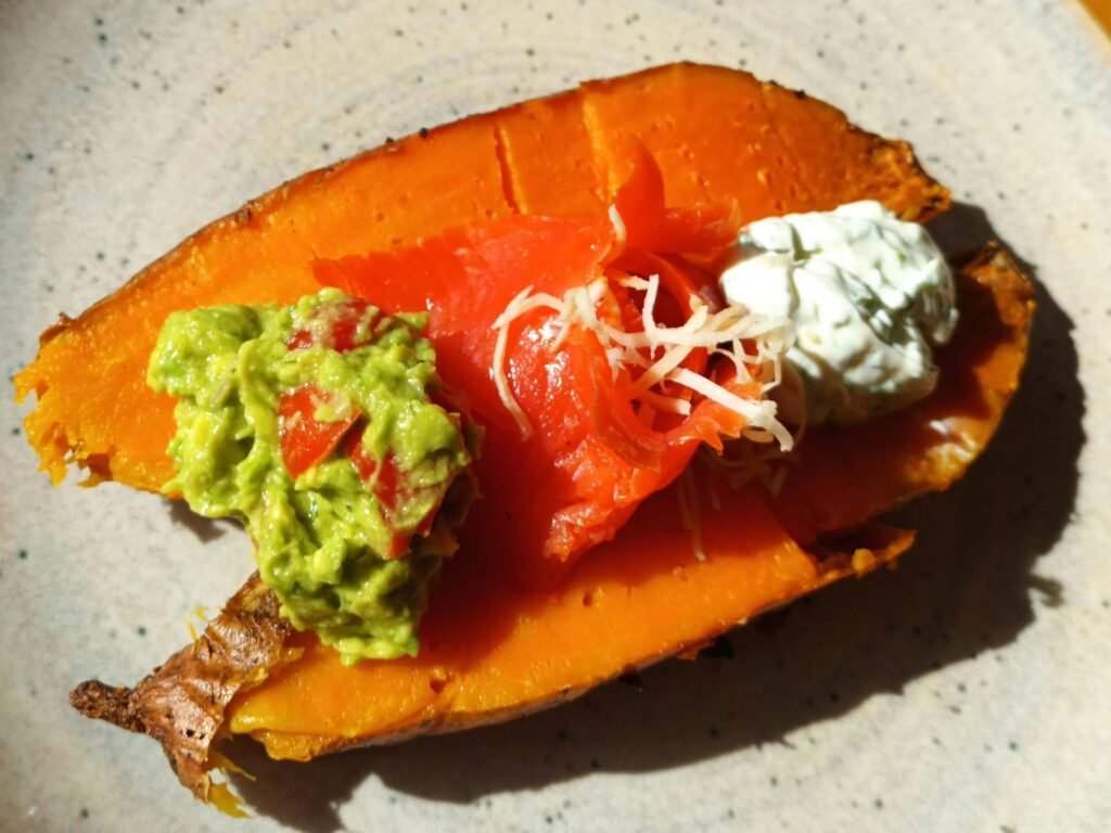 gebackene Süßkartoffeln mit Räucherlachs, Guacamole und Frischkäse-Dip