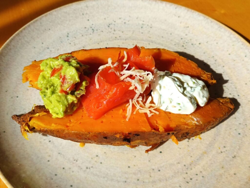 gebackene Süßkartoffeln mit Räucherlachs, Guacamole und Frischkäse-Dip
