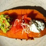 gebackene Süßkartoffeln mit Räucherlachs, Guacamole und Frischkäse-Dip