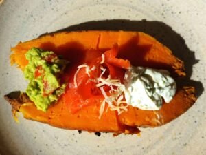 gebackene Süßkartoffeln mit Räucherlachs, Guacamole und Frischkäse-Dip