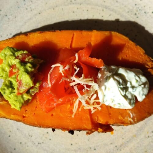 gebackene Süßkartoffeln mit Räucherlachs, Guacamole und Frischkäse-Dip
