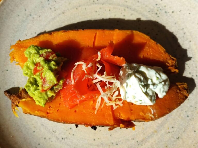 gebackene Süßkartoffeln mit Räucherlachs, Guacamole und Frischkäse-Dip