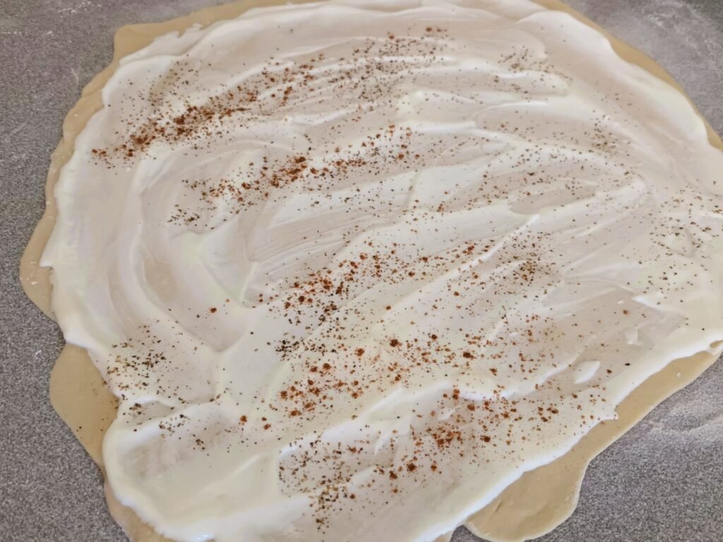 Flammkuchen mit Lauch, Brie und Pistazien