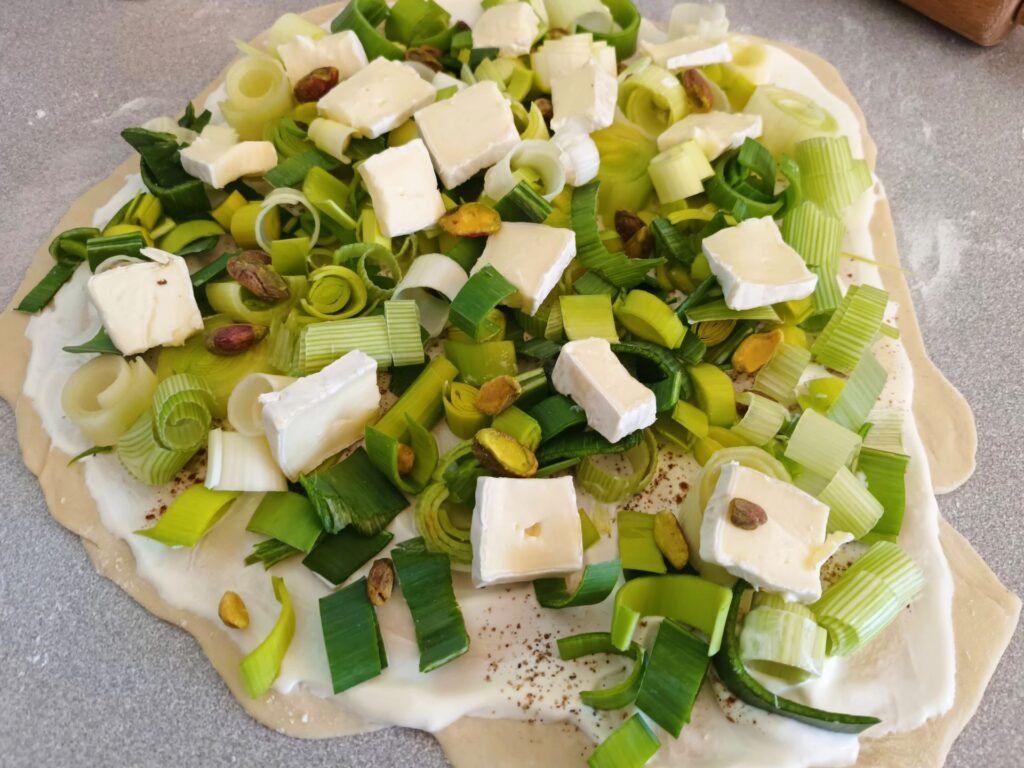Flammkuchen mit Lauch, Brie und Pistazien