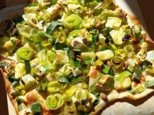Flammkuchen mit Lauch, Brie und Pistazien