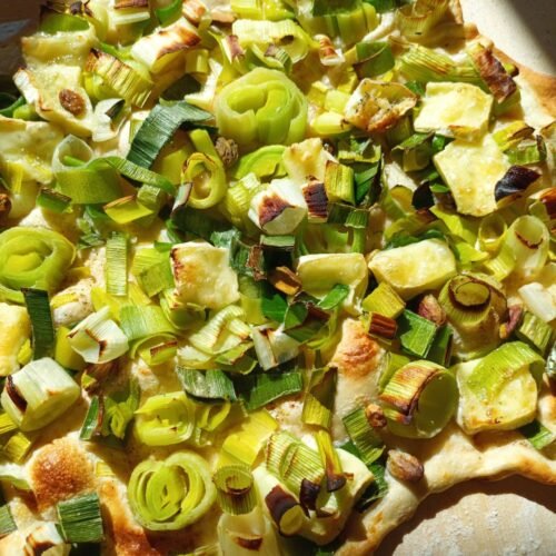Flammkuchen mit Lauch, Brie und Pistazien