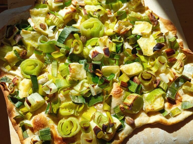Flammkuchen mit Lauch, Brie und Pistazien