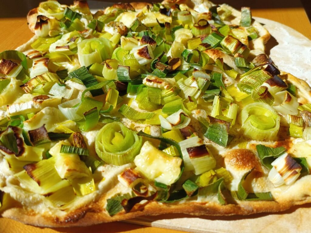 Flammkuchen mit Lauch, Brie und Pistazien