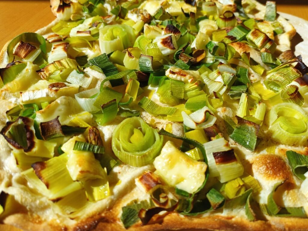 Flammkuchen mit Lauch, Brie und Pistazien