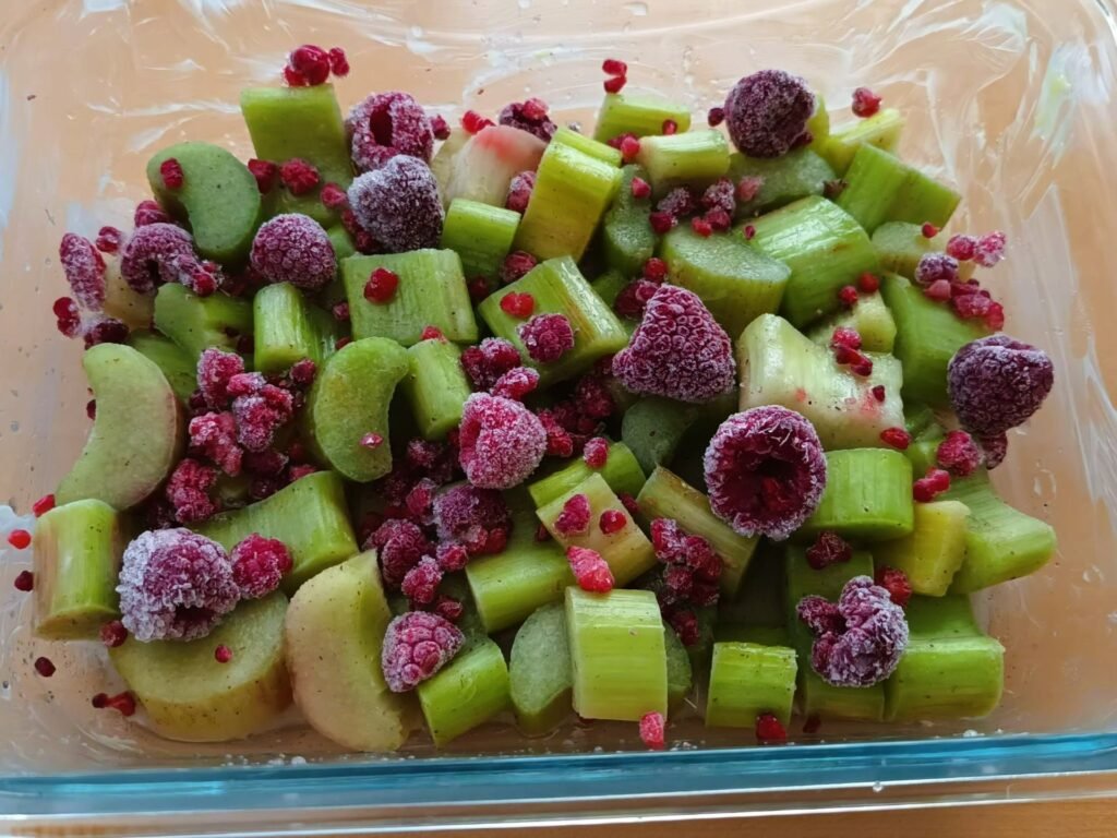 Rhabarber-Crumble mit Haselnüssen und Himbeeren