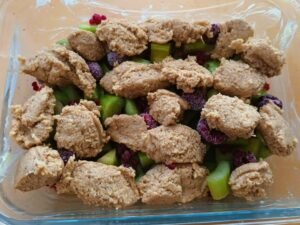 Rhabarber-Crumble mit Haselnüssen und Himbeeren