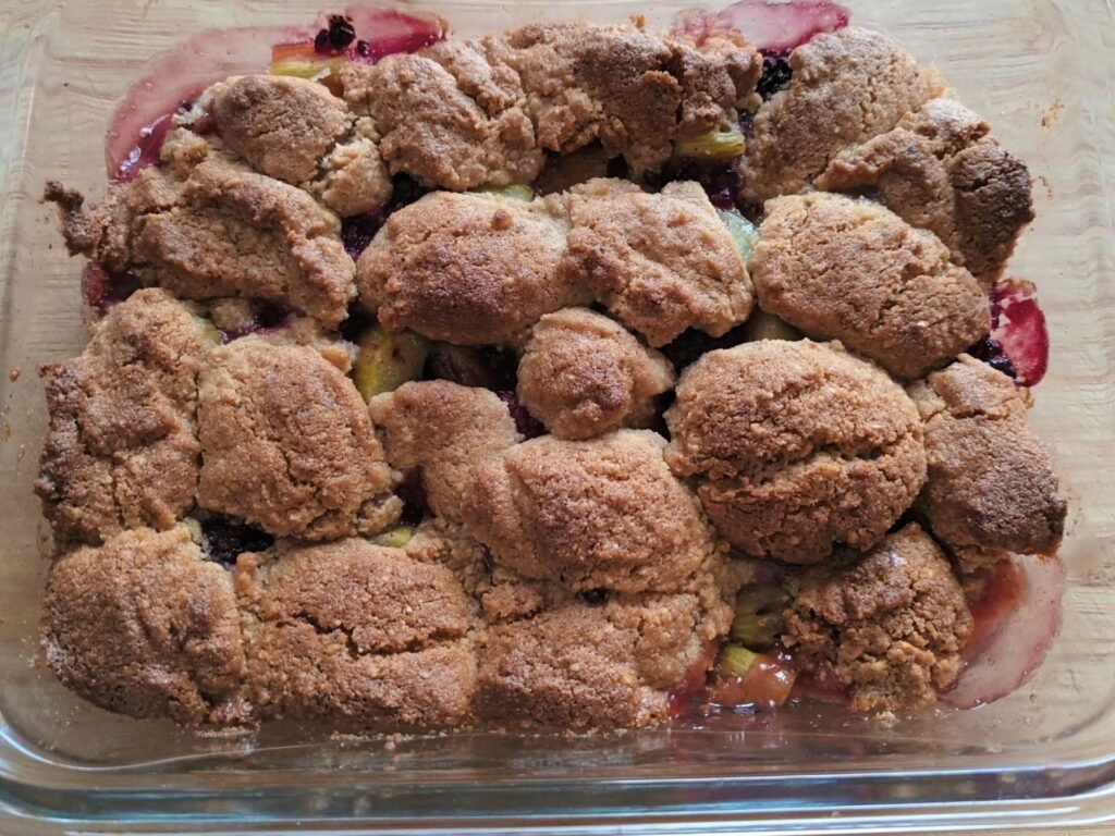 Rhabarber-Crumble mit Haselnüssen und Himbeeren
