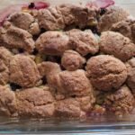 Rhabarber-Crumble mit Haselnüssen und Himbeeren