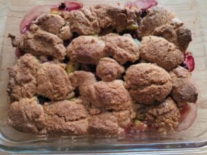 Rhabarber-Crumble mit Haselnüssen und Himbeeren