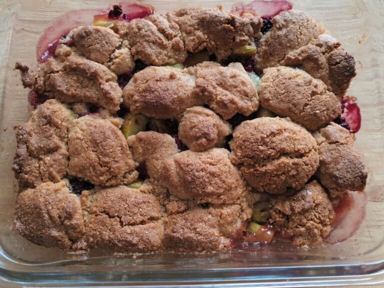 Rhabarber-Crumble mit Haselnüssen und Himbeeren