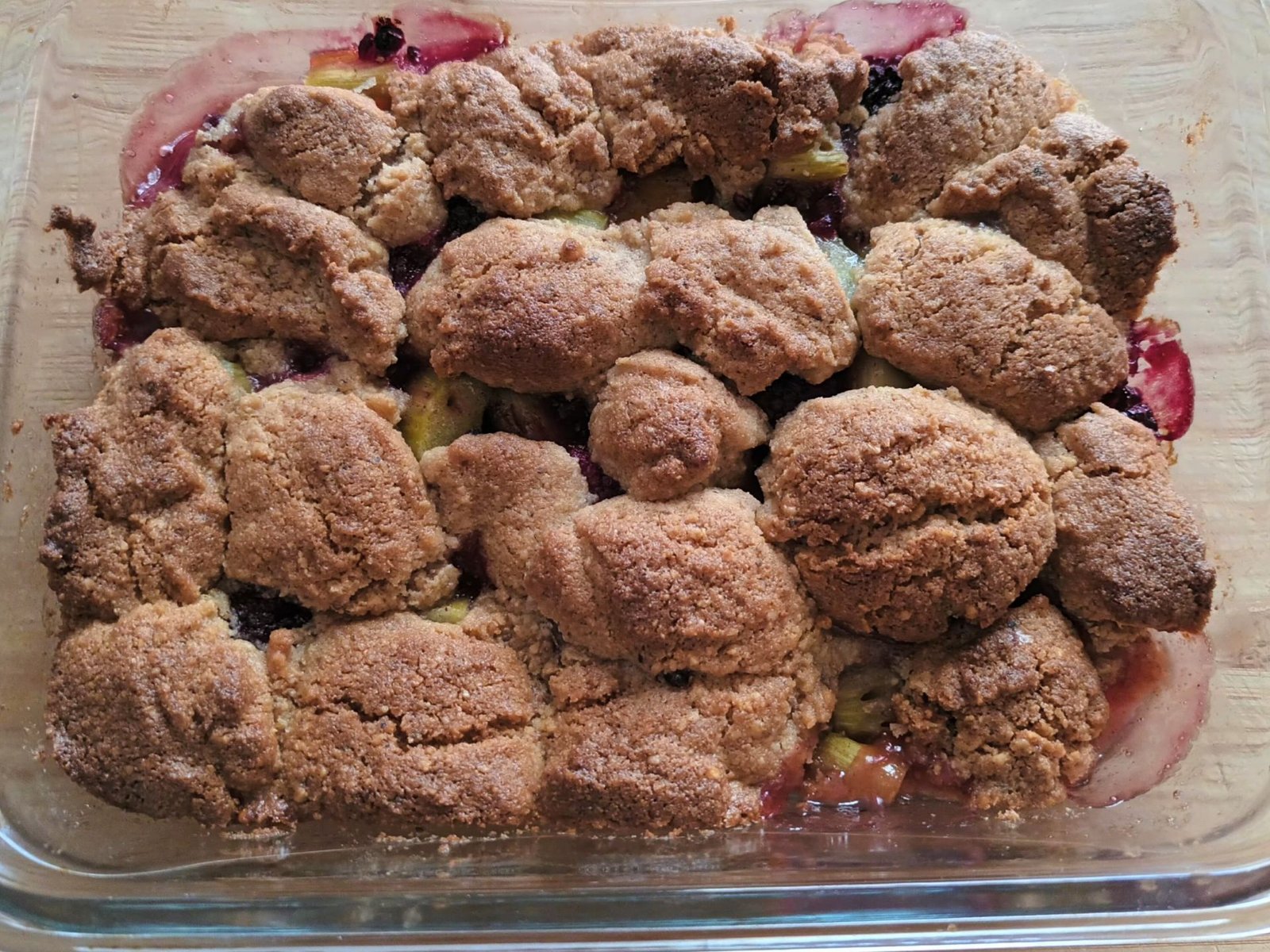 Rhabarber-Crumble mit Haselnüssen und Himbeeren