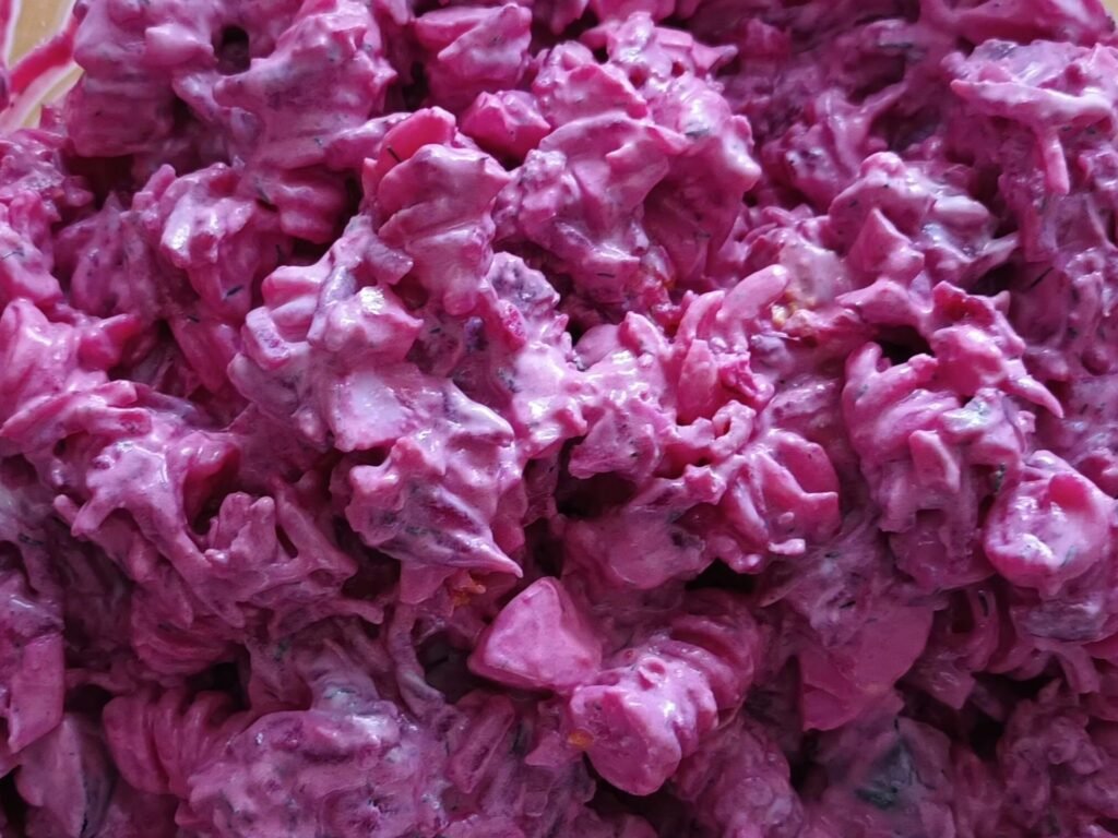 Pinker Nudelsalat mit Rote Bete