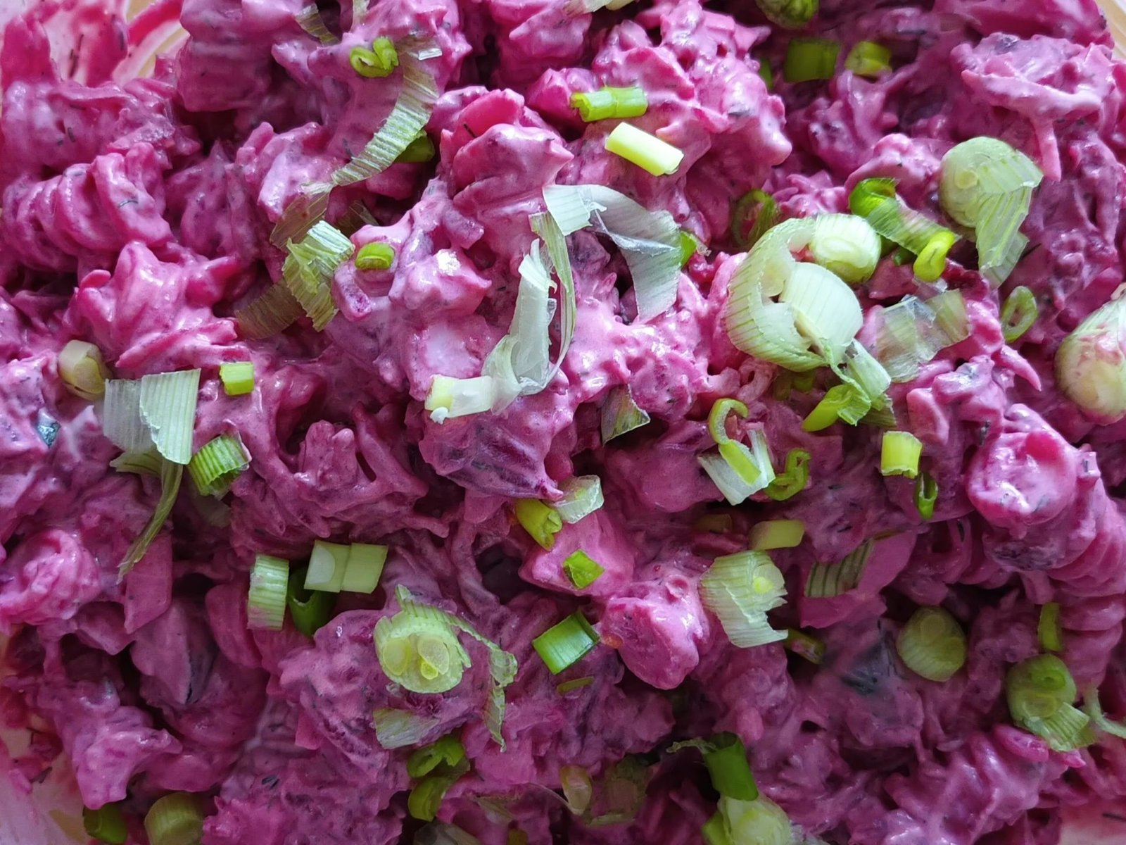 Pinker Nudelsalat mit Rote Bete