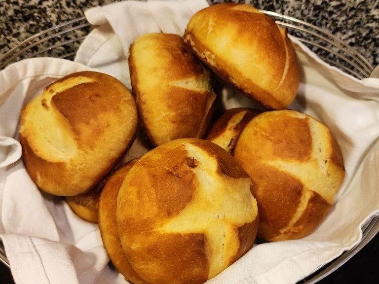 Laugenbrötchen mit Sauerteig