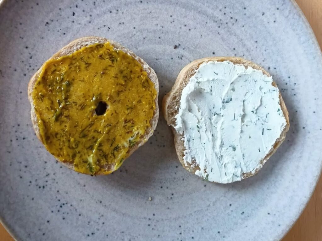 Bagel mit Lachs und Frischkäse