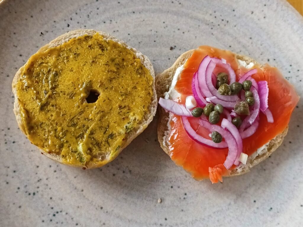 Bagel mit Lachs und Frischkäse